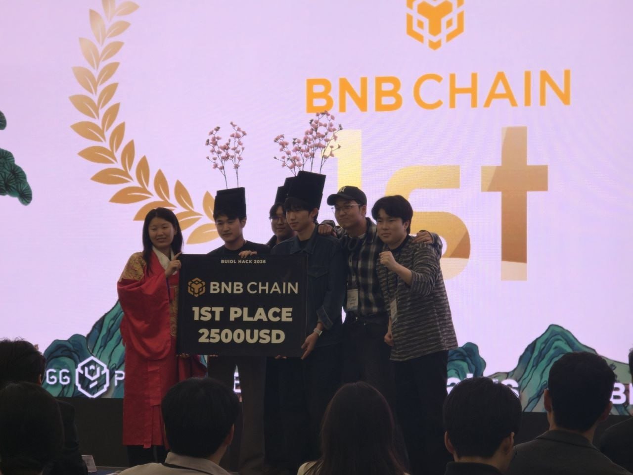 BUIDL Hack 2026에서 1위 수상 팻말을 든 팀