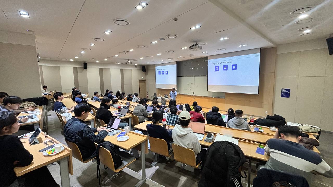 강의실에서 Ninja Labs 세션을 듣는 참가자들