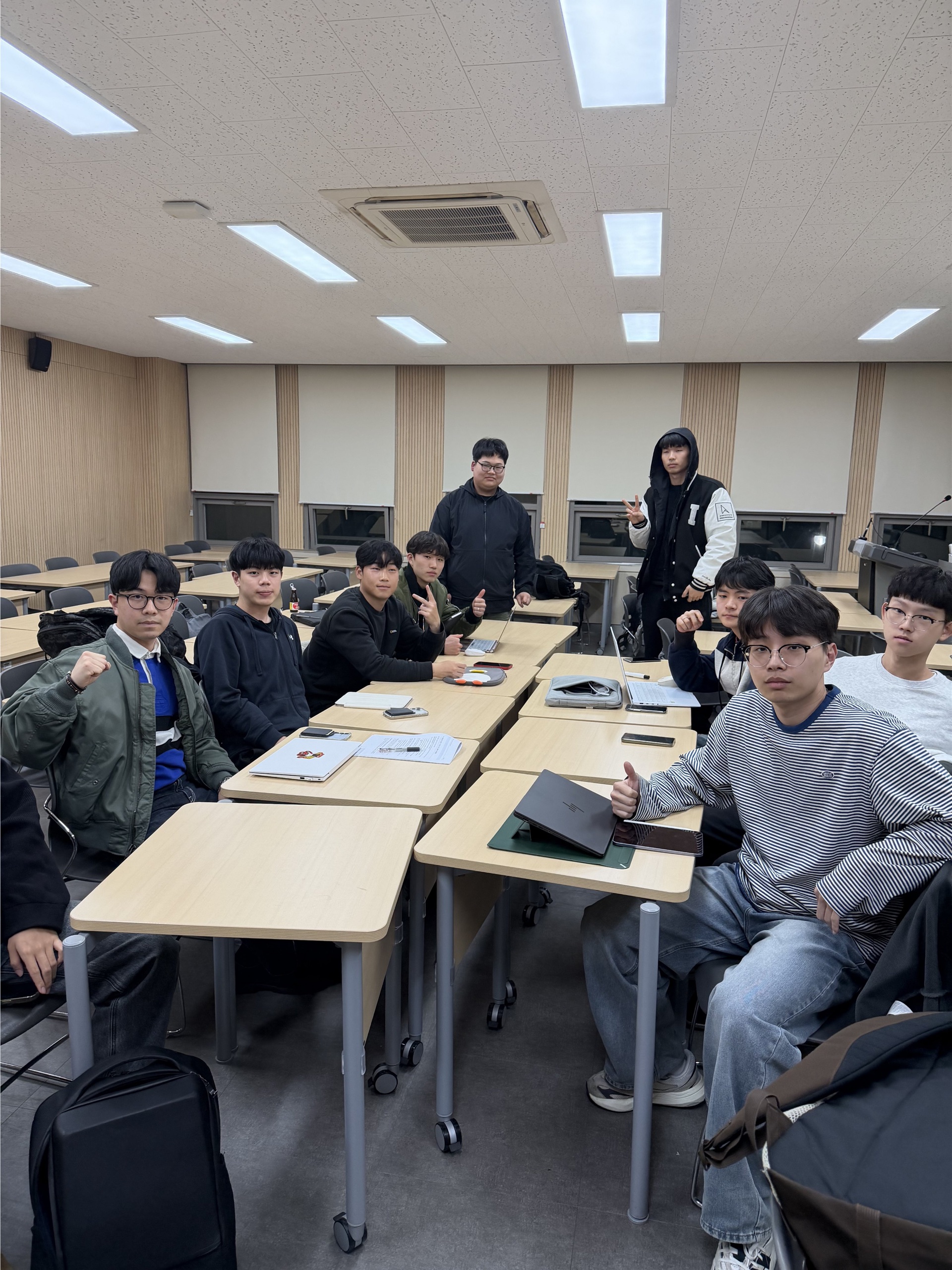 강의실에서 온보딩 스터디에 참여한 BlueNode 구성원들